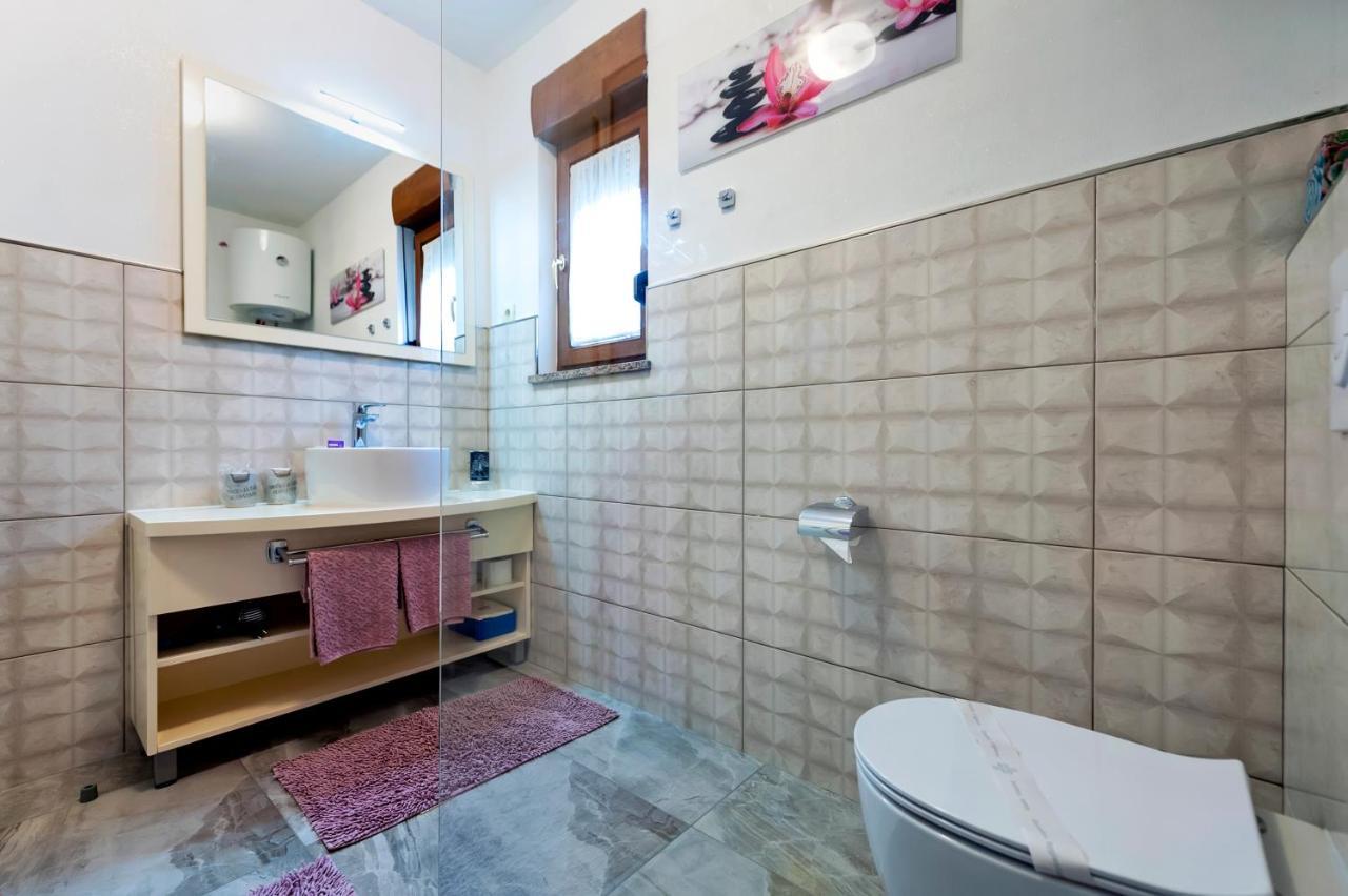 Apartments And Rooms Villa Dea Adults Only Ровин Екстериор снимка