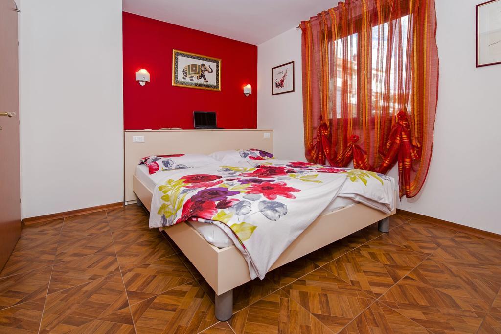 Apartments And Rooms Villa Dea Adults Only Ровин Екстериор снимка